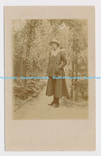 C015129 women forest - c015129,